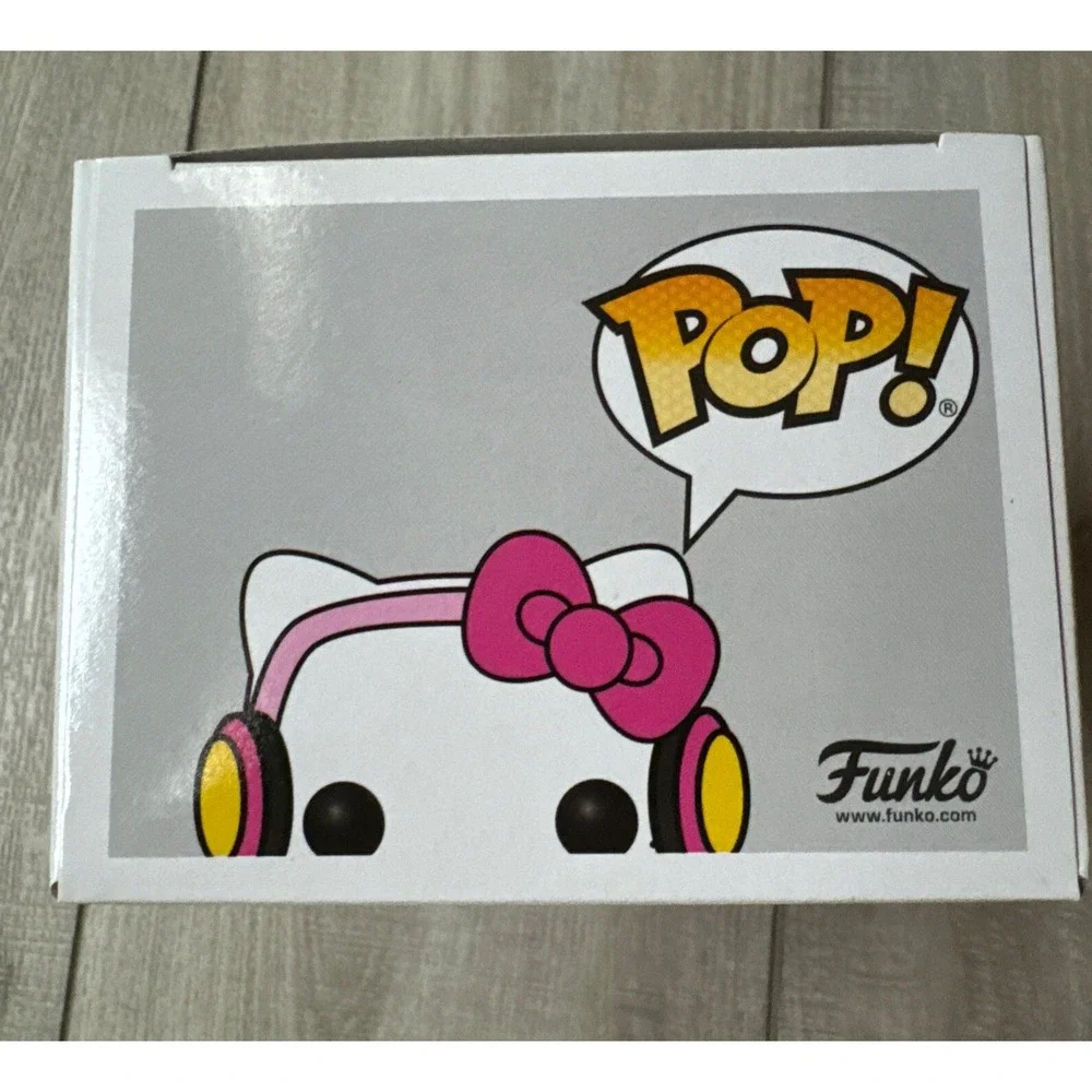 NEW Vaulted Funko POP! Hello Kitty Gamer #26 GameStop Exclusive with Protector